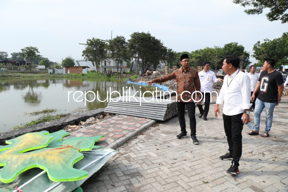 SIDAK - Bupati Sidoarjo Ahmad Muhdlor Ali bersama Kepala DLHK M Bahrul Amiq saat sidak proyek pembangunan Taman Ilyushin Juanda yang menjadi wajah Sidoarjo, Kamis (24/11/2022) sore kemarin.