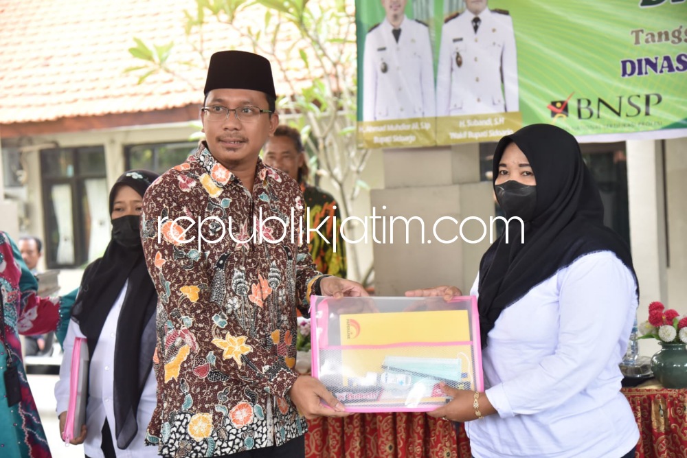 PELATIHAN - Bupati Sidoarjo Ahmad Muhdlor Ali membuka acara pelatihan menjahit yang diikuti 96 perempuan asal Kecamatan Candi, Tanggulangin dan Kecamatan Jabon di Aula Kecamatan Candi, Sidoarjo, Jumat (25/11/2022).