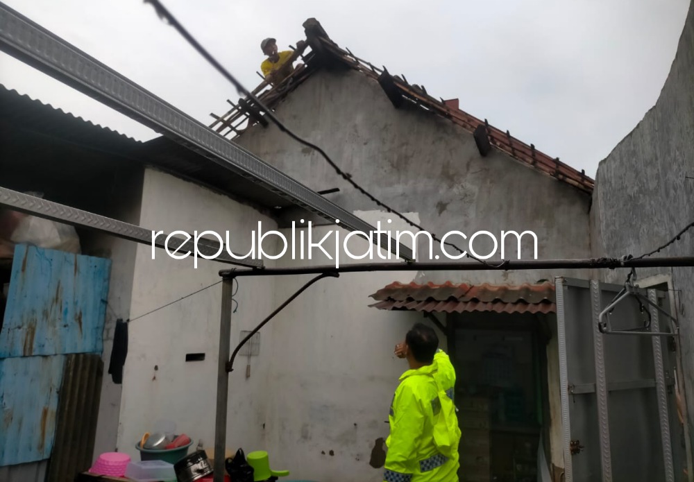 PERBAIKI - Sejumlah warga Dusun Kluwih, Desa Kebonagung dan Kelurahan Juwetkenongo, Kecamatan Porong memperbaiki rumahnya yang tersapu angin puting beliung, Jumat (25/11/2022) sore.