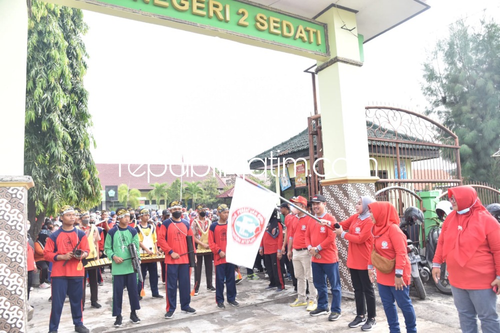 BERANGKATKAN - Istri Wabup Sidoarjo, Ny Sriatun memberangkatkan peserta jalan sehat yang digelar PGRI Cabang Sedati di SMPN 2 Sedati, Sabtu (26/11/2022). 