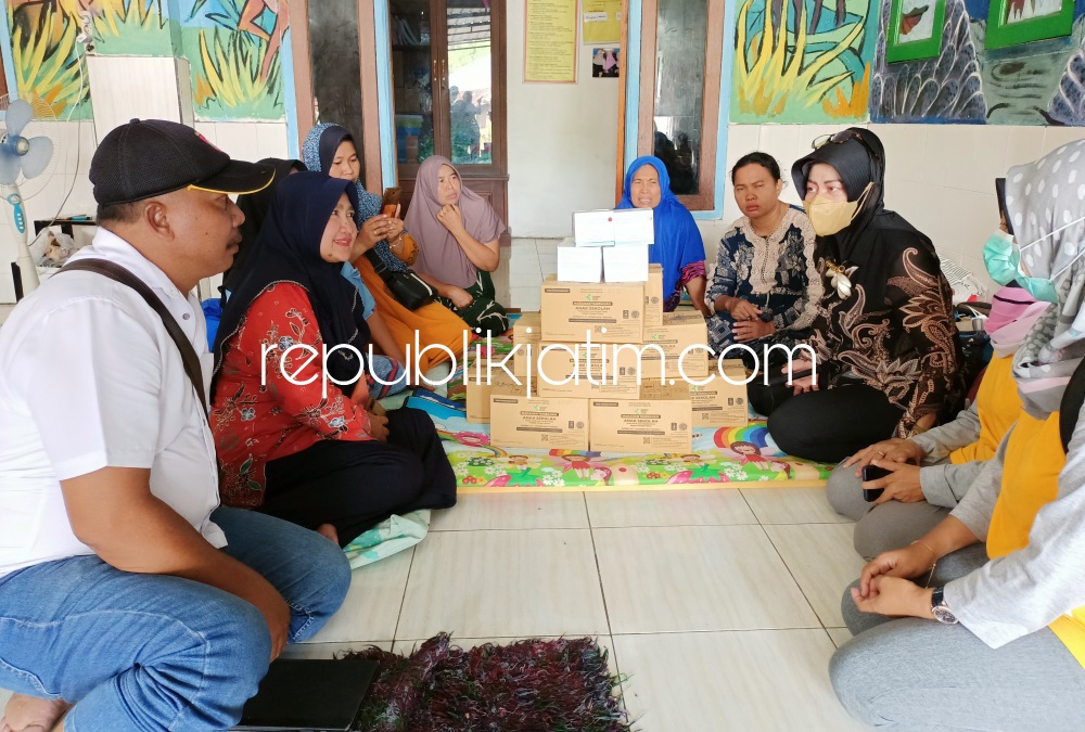 BANTUAN - Kepala Dinkes Pemkab Sidoarjo, Dr Fenny Apridawati dan nakes turun Desa Ganggangpanjang menyerahkan bantuan obat-obatan untuk warga terdampak korban banjir, Sabtu (26/11/2022) kemarin.
