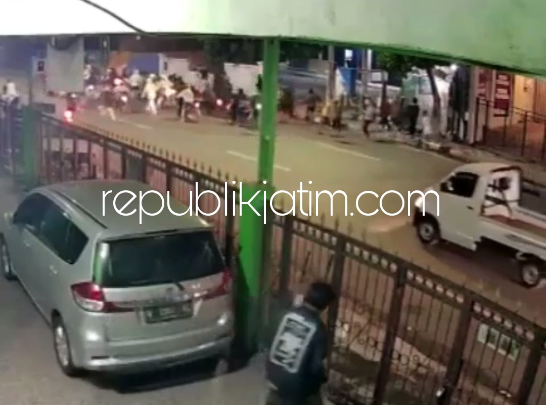 GENGSTER - Puluhan pemuda gengster mendadak mengamuk menyerang warga di Kelurahan Lemahputro, Kecamatan Sidoarjo, Minggu (27/11/2022) dini hari.