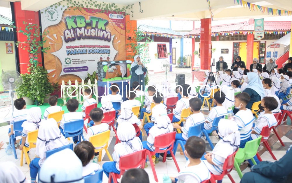 DONGENG - Sekitar 100 siswa KB TK Al Muslim, Waru, Sidoarjo meramaikan momen Hari Dongeng Nasional yang jatuh pada 28 November 2022 secara meriah. Kegiatan ini dengan menggandeng mahasiswa Sastra Indonesia, UINSA Surabaya, Senin (28/11/2022).