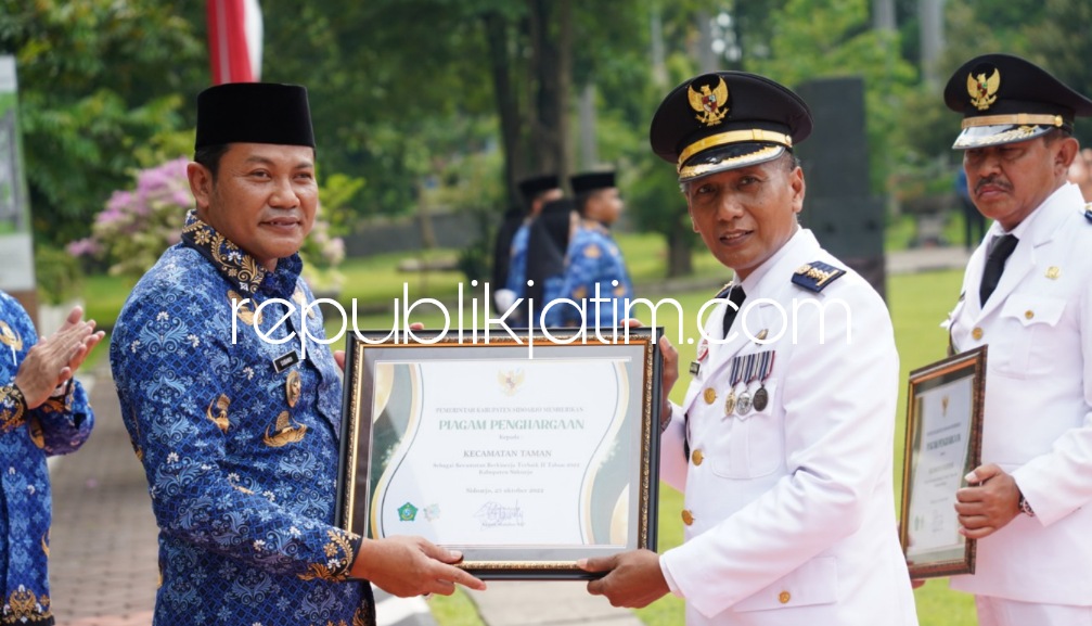 PENGHARGAAN - Wabup Sidoarjo Subandi memberi penghargaan kepada para Camat berkinerja terbaik I, II dan III usai upacara, Selasa (29/11/2022). 