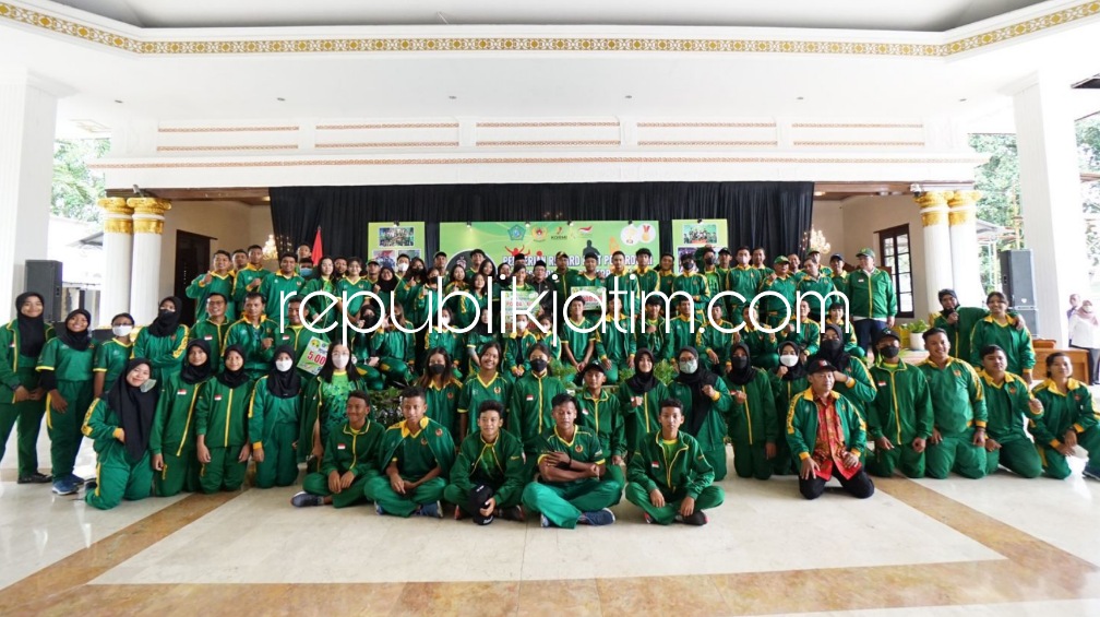 BONUS - Bupati Sidoarjo, Ahmad Muhdlor Ali memberikan bonus kepada para atlet Sidoarjo peraih medali di Porprov Jatim ke VII di Pendopo Delta Wibawa, Rabu (30/11/2022).