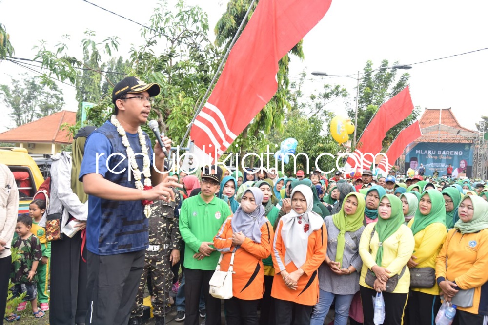 MLAKU BARENG - Bupati Sidoarjo Ahmad Muhdlor Ali bersama istrinya Ning Sasha memberangkatkan Mlaku Bareng Neng Sasha digelar PAC Fatayat NU Kecamatan Candi, Minggu (04/12/2022).