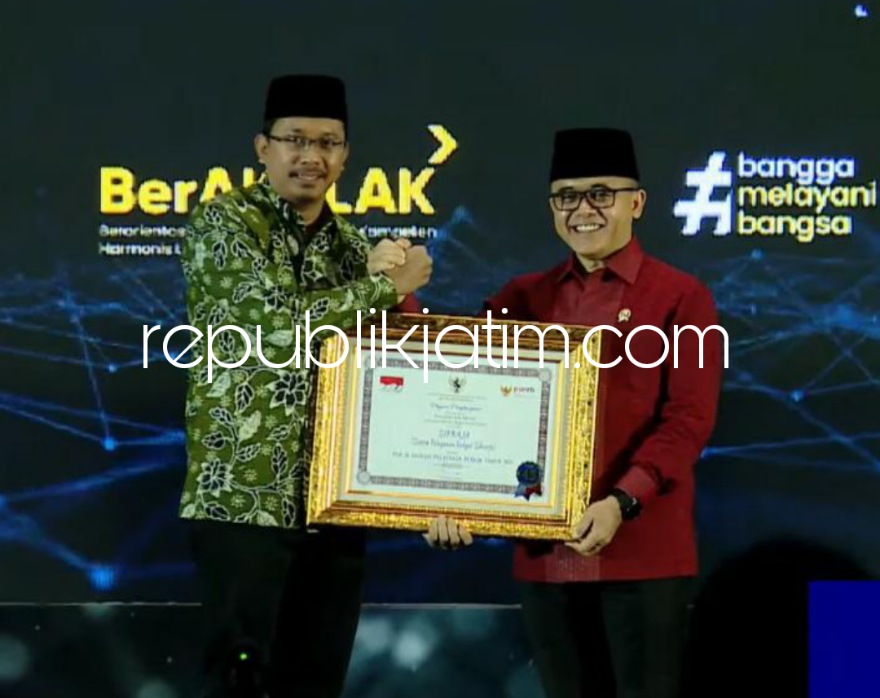 PENGHARGAAN - Bupati Sidoarjo Ahmad Muhdlor Ali menerima penghargaan dari Menpan RB Abdullah Azwar Anas atas pelayanan publik online Sipraja yang masuk TOP 45 Inovasi Pelayanan Publik di Jakarta, Selasa (06/12/2022).
