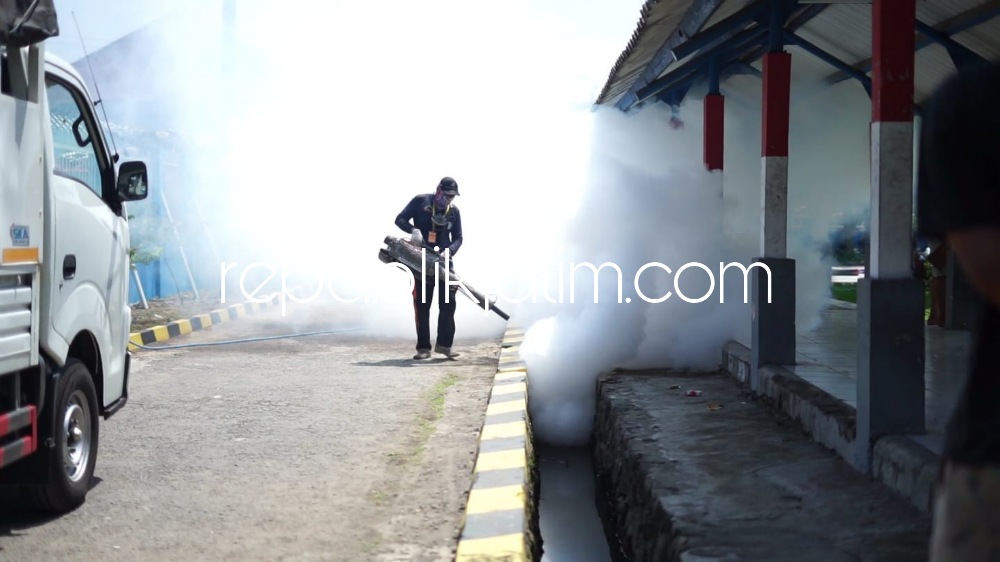 FOGGING - Lapas Kelas I Surabaya di Kelurahan Kebonagung, Kecamatan Porong, Sidoarjo melakukan berbagai langkah antisipasi musim hujan salah satunya fogging (pengasapan) kamar hunian Warga Binaan Pemasyarakatan (WBP), Rabu (07/12/2022).