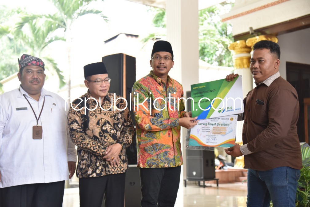 BANTUAN - Bupati Sidoarjo Ahmad Muhdlor Ali menyerahkan bantuan BPJS Ketenagakerjaan kepada para pemilik warung yang warungnya sudah direnovasi Pemkab Sidoarjo di Pendopo Delta Wibawa, Rabu (07/12/2022).