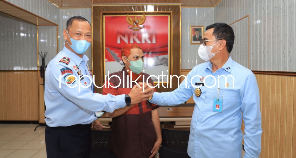 BEBAS BERSYARAT - Menyatakan diri setia pada NKRI dan tak radikal (deradikalisasi), Hisyam bin Alizein alias Umar Patek keluar dari Lapas  Kelas I Surabaya melalui Program Pembebasan Bersyarat, Rabu (07/12/2022). 