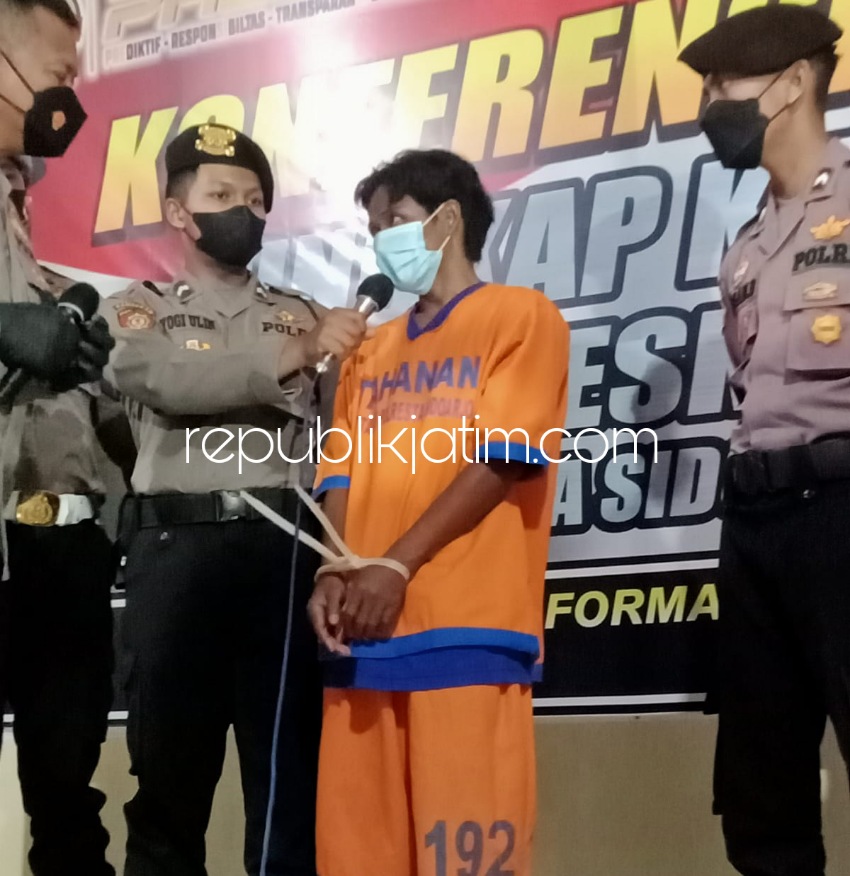 LESU - Tersangka kasus pencabulan, R (42) warga Gedangan tampak lesu saat diinterogasi Kapolresta Sidoarjo, Kombes Pol Kusumo Wahyu Bintoro di Polresta Sidoarjo, Rabu (07/12/2022) petang. 