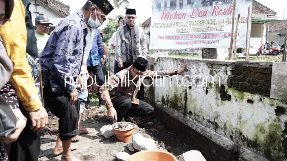 BATU PERTAMA - Bupati Sidoarjo Ahmad Muhdlor Ali meletakkan batu pertama pembangunan Musala Al Jannah Desa/Kecamatan Gedangan, Sidoarjo karena terdampak pembangunan proyek Frontage Road, Jumat (09/12/2022).