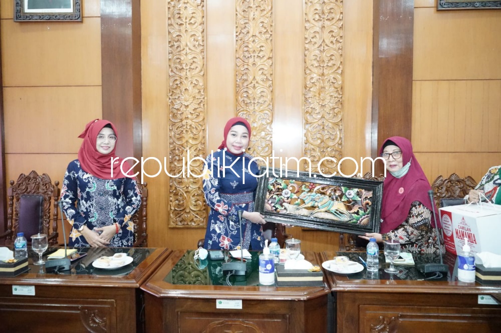 KUNJUNGAN - Ketua Gabungan Organisasi Wanita (GOW) Kabupaten Sidoarjo, Ny Sriatun Subandi beserta anggota menyambut kunjungan kerja rombongan GOW Kabupaten Sumenep, Madura Senin (12/12/2022).