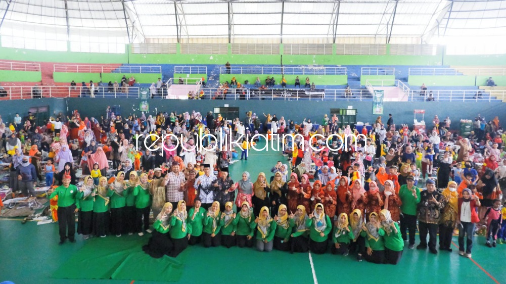 LITERASI - Bunda Paud Sidoarjo, Ny Sa’adah Ahmad Muhdlor menghadir puncak grand final festival literasi numerasi anak bersama orang tua di Gedung Serbaguna GOR Sidoarjo, Selasa (13/12/2022).