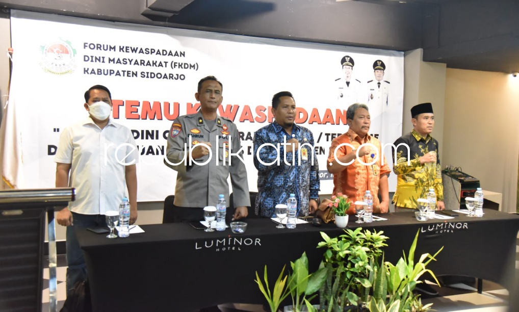 TANGKAL - Puluhan Organisasi Kemasyarakatan dan Pemuda (OKP) serta perguruan silat mengikuti Temu Kewaspadaan Deteksi Dini Cegah Radikalisme Terorisme dan Gangguan Kamtibmas sebagai kewaspadaan yang digelar di Hotel Luminor, Sidoarjo, Selasa (13/12/2022).