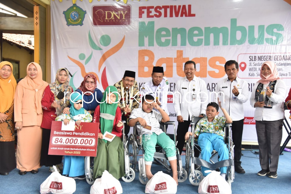 DISABILITAS - Bupati Sidoarjo, Ahmad Muhdlor Ali mendorong perusahaan untuk melaksanakan UU Disabilitas saat menghadiri festival menembus batas, kreasi seni dan karya disabilitas 2022 dalam rangka Hari Disabilitas Internasional 2022 di SLBN Gedangan.