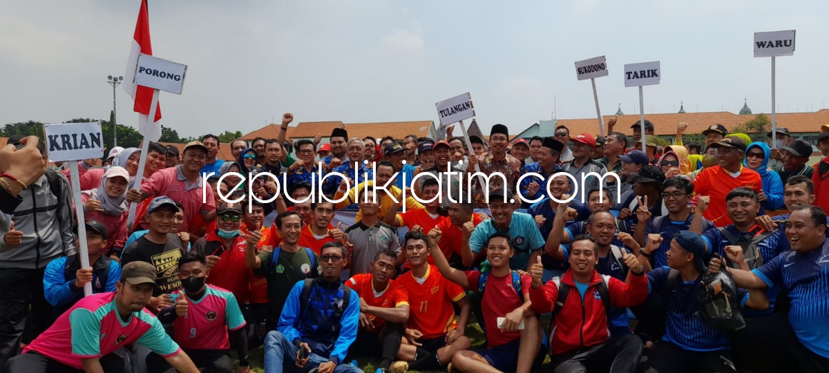 BUKA - Bupati Sidoarjo Ahmad Muhdlor Ali membuka POR Guru PJOK yang diikuti sekitar 470 atlet yang mempertandingkan 5 cabang olahraga di Stadion Jenggolo, Sidoarjo, Senin (19/12/2022).