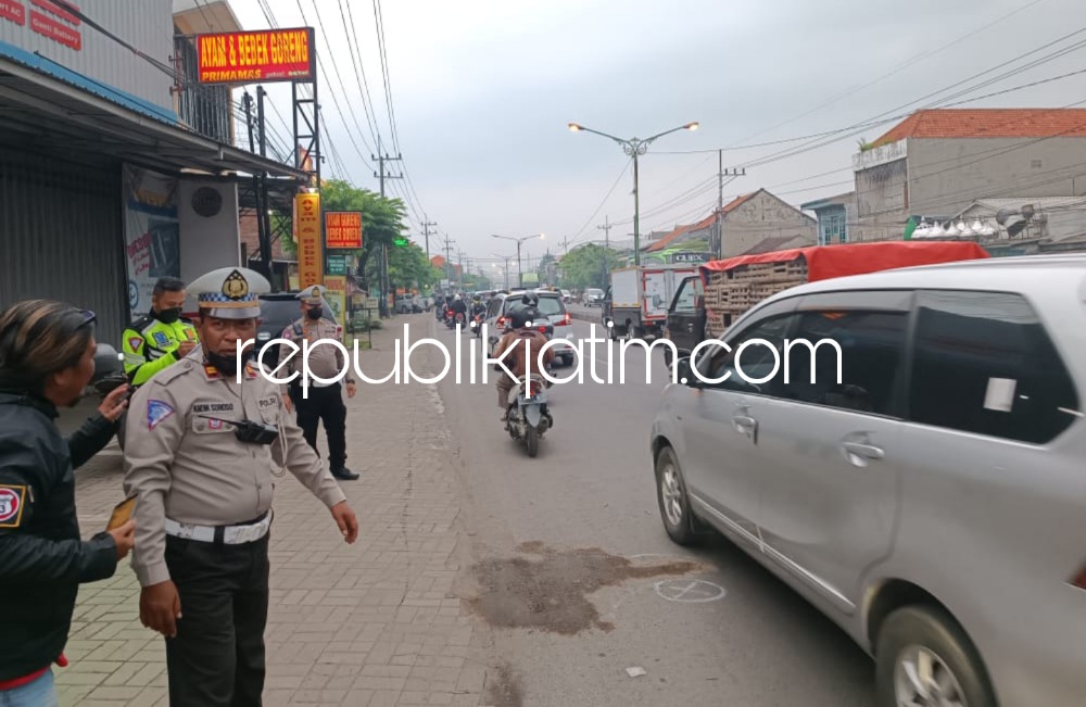OLAH TKP - Sejumlah petugas Unit Lantas menggelar olah TKP pengendara motor tertabrak truk gandeng di JL Raya Taman, Sidoarjo hingga menyebabkan seorang pelajar perempuan berusia 12 tahun meninggal usai dirawat di rumah sakit, Senin (12/19/2022) sore.