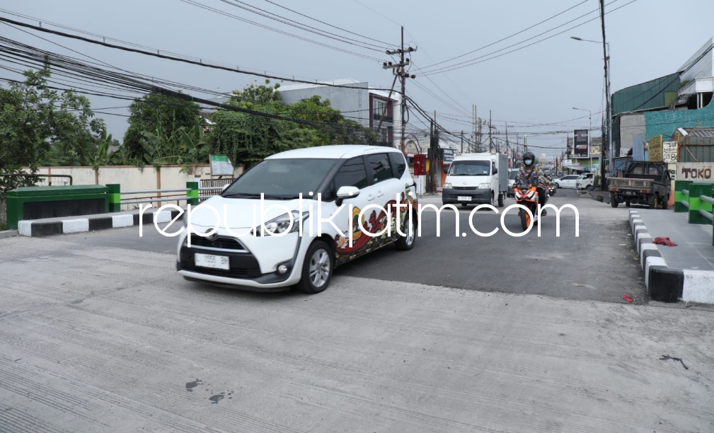 DIBUKA - Jembatan Kali Cantel yang sebelumnya dinilai lamban pekerjaannya akhirnya selesai tepat waktu dan sudah dibuka untuk lalu lintas kendaraan umum, Rabu (21/12/2022). 