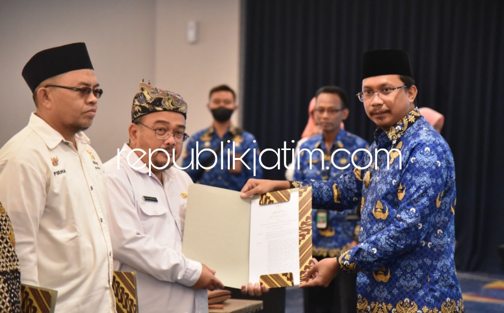 KUKUHKAN - Bupati Sidoarjo, Ahmad Muhdlor Ali mengukuhkan pengurus Forum Skill Development Center (SDC) Kabupaten Sidoarjo salah satunya M Bachruni Aryawan sebagai Ketua Pokja Kebekerjaan di Hotel Luminor Sidoarjo, Rabu (21/12/2022) sore.