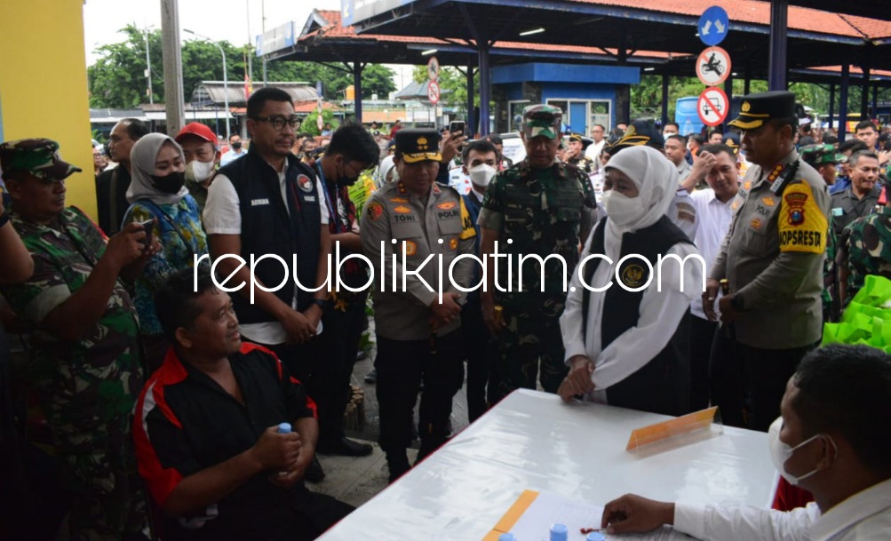 CEK - Rombongan Gubernur Jatim Khofifah Indar Parawansa bersama Kapolda Jatim Irjen Pol Toni Harmanto dan Danrem 084/BJ Brigjen TNI Terry Tresna Purnama meninjau kesiapan di Terminal Purabaya di Bungurasih, Kecamatan Waru, Sidoarjo, Kamis (22/12/2022).
