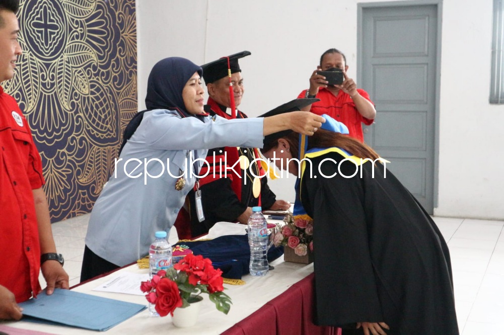 WISUDA - Sebanyak tiga warga binaan Rutan Perempuan Surabaya di Desa Kebonagung, Kecamatan Porong, Sidoarjo diwisuda, Jumat (23/12/2022).