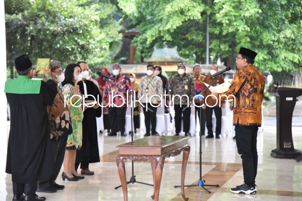 LANTIK - Bupati Sidoarjo Ahmad Muhdlor Ali melantik 202 pejabat salah satunya Kepala Dinas Perikanan, M Bachruni Aryawan yang dilantik menjadi Kepala Dinas PU CKTR di Pendopo Delta Wibawa, Jumat (23/12/2022) sore.