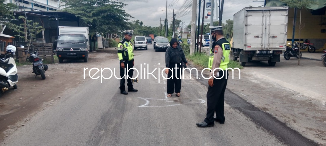 OLAH TKP - Sejumlah petugas Lantas Polresta Sidoarjo menggelar olah TKP kecelakaan antara motor Yamaha Mio dan truk Hino di JL Raya depan Lapangan Desa Banjarsari, Kecamatan Buduran, Sidoarjo hingga menyebabkan korban meninggal, Jumat (23/12/2022).
