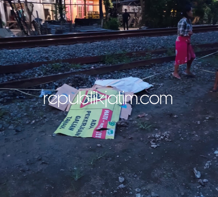 EVAKUASI - Sejumlah petugas mengevakuasi korban tertabrak KA Argo Wilis, Sudiono warga Desa Kemantren, Kecamatan Gedeg, Mojokerto di Desa Bringinbendo, Kecamatan Taman, Sidoarjo, Senin (26/12/2022) malam.