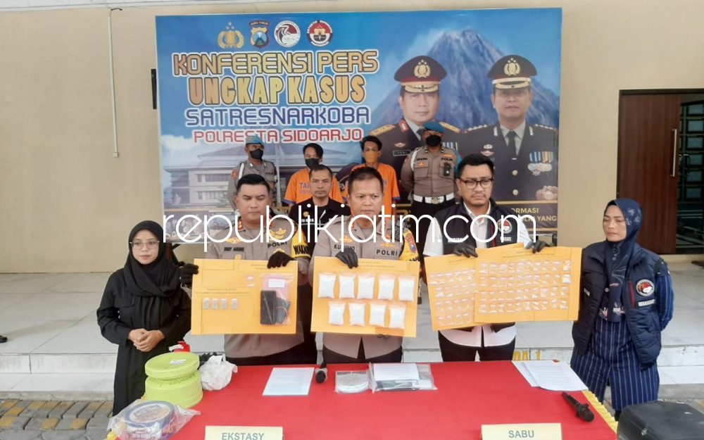 PENGEDAR - Petugas Satuan Resnarkoba, Polresta Sidoarjo menangkap dua tersangka peredaran narkoba jenis sabu-sabu di Polresta Sidoarjo dengan beberapa barang buktinya, Rabu (28/12/2022).