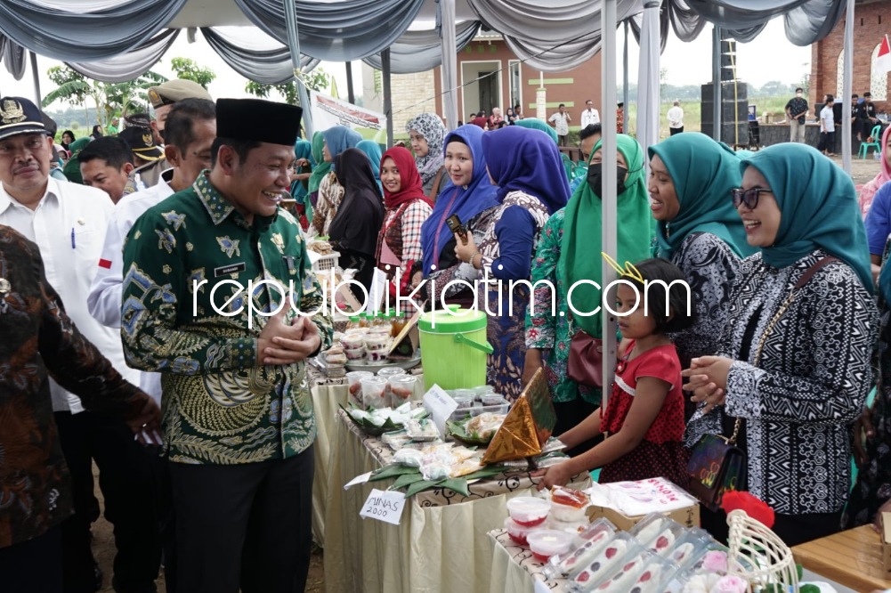 LAUNCHING - Wakil Bupati (Wabup) Sidoarjo, Subandi meresmikan program Desa Berdaya 2022 di Lapangan Desa Kloposepuluh, Kecamatan Sukodono, Sidoarjo, Rabu (28/12/2022).
