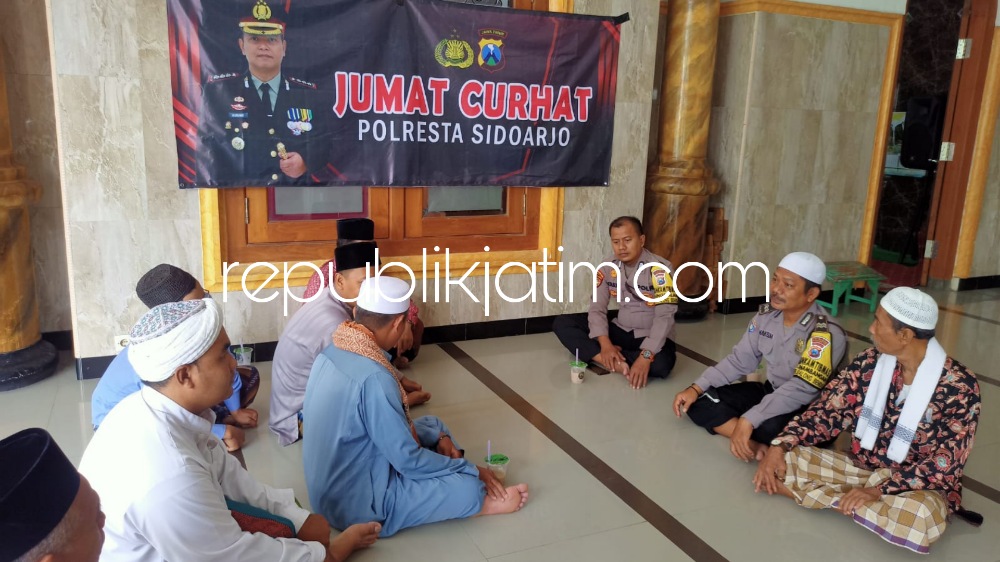 JUMAT CURHAT - Anggota Polsek Balongbendo saat melaksanakan program Jumat Curhat di Masjid Baitur Ridwan usai sholat Jumat, (30/12/2022).