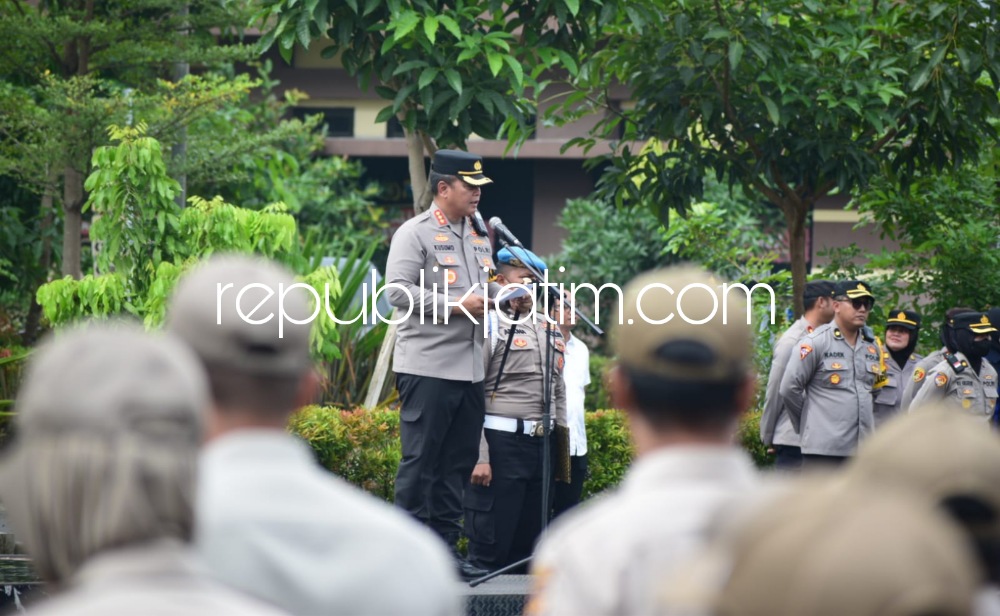 NAIK - Sebanyak 77 personel Polri dan dua PNS Polresta Sidoarjo mendapatkan kenaikan pangkat setingkat lebih tinggi saat upacara Korp Raport yang dipimpin Kapolresta Sidoarjo, Kombes Pol Kusumo Wahyu Bintoro di Polresta Sidoarjo, Sabtu (31/12/2022).