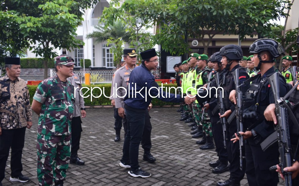 SIAGA - Bupati Sidoarjo Ahmad Muhdlor Ali dan Kapolresta Sidoarjo Kombes Pol Kusumo Wahyu Bintoro mengecek kesiapan pasukan pengamanan malam pergantian Tahun Baru 2023 di Mapolresta Sidoarjo, Sabtu (31/12/2022).