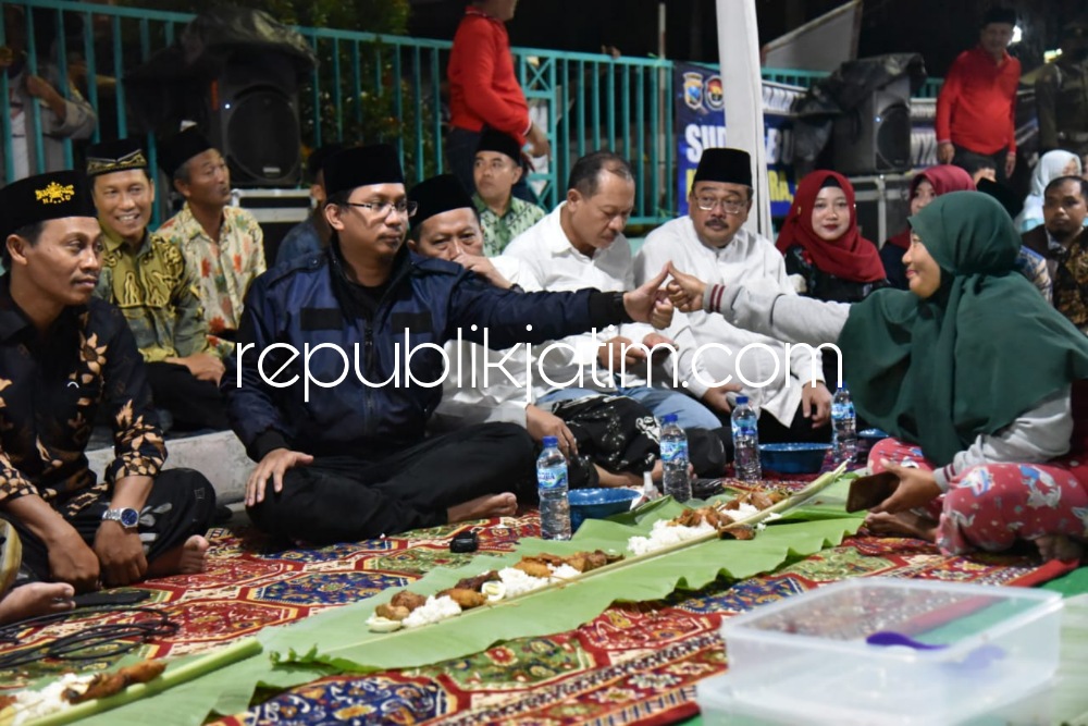 BANCAAN - Bupati Sidoarjo, Ahmad Muhdlor Ali menghadiri acara syukuran (bancaan) dan doa bersama dengan makan bersama warga lima desa di Kecamatan Tulangan, Krembung dan Kecamatan Prambon, Sabtu (31/12/2022) malam.