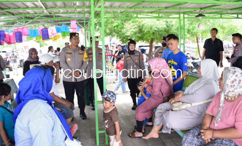 PENGAMANAN - Kapolresta Sidoarjo Kombes Pol Kusumo Wahyu Bintoro ikut terjun mengamankan tempat wisata saat libur tahun baru di Tlocor, Kecamatan Jabon, Sidoarjo, Minggu (01/01/2023). 