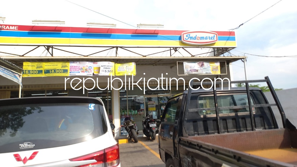KEBOBOLAN - Sebuah minimarket di Jalan Raya Desa Sumorame, Kecamatan Candi, Sidoarjo disatroni pencuri bersenjata api (senpi) hingga kehilangan uang jutaan rupiah, Senin (02/01/2023).