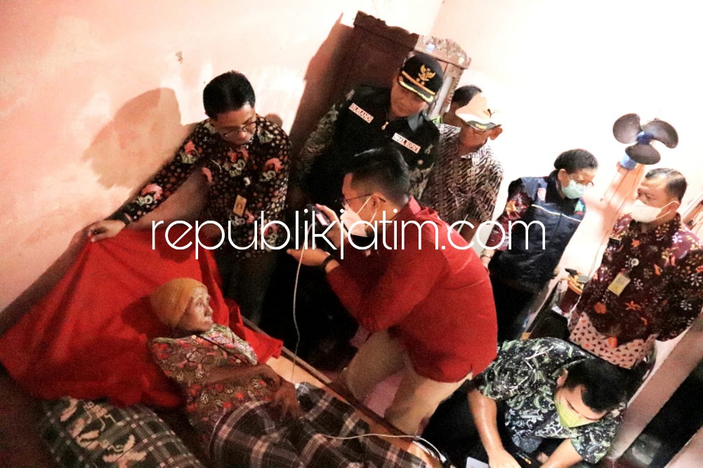 KUNJUNGI - Wakil Bupati (Wabup) Sidoarjo, Subandi mengunjungi nenek berusia 84 tahun, Rusminah warga Desa Watutulis, Kecamatan Prambon, Sidoarjo yang mengalami stroke, Selasa (03/01/2023). 
