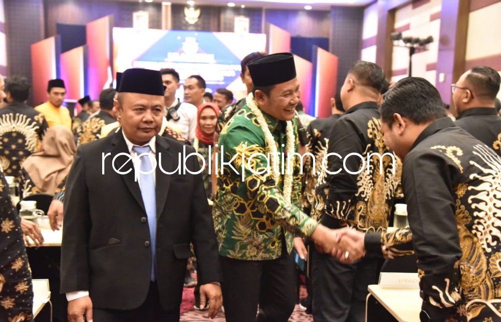 LANTIK - Sebanyak 90 orang anggota Panitia Pemilihan Kecamatan (PPK) Pemilu 2024 dilantik Ketua KPU Sidoarjo M Iskak dihadiri Wabup Subandi, di Fave Hotel Sidoarjo, Rabu (04/01/2023) malam. 