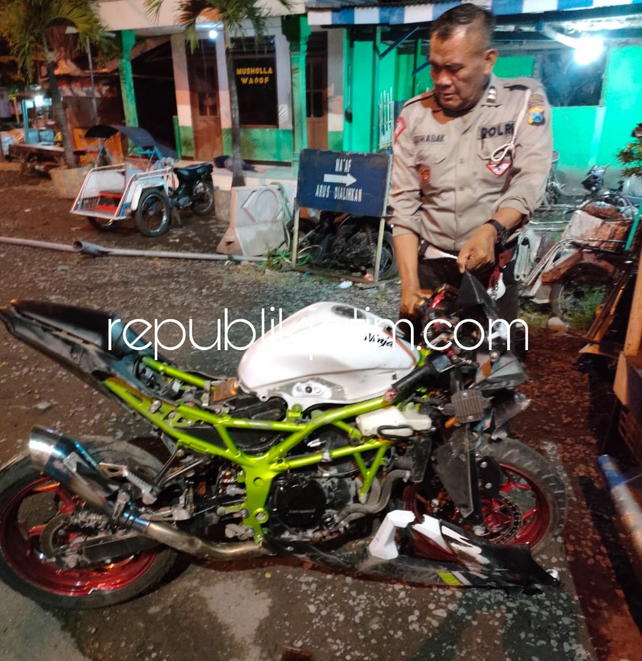 RINGSEK - Seorang pengendara motor Kawasaki Ninja, M Nuryakiyah (26) warga Desa Karangpuri, Kecamatan Wonoayu yang tewas terpental saat berkendara di By Pass Krian, Kamis (05/02/2023) malam. 