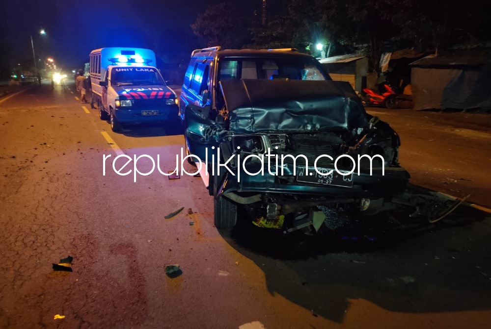 TABRAKAN - Kondisi mobil Isuzu Panther yang ringsek setelah tabrak truk berhenti yang kabur dan tidak diketahui nopolnya di Bypass Krian, Sidoarjo, Kamis (05/01/2023) malam.