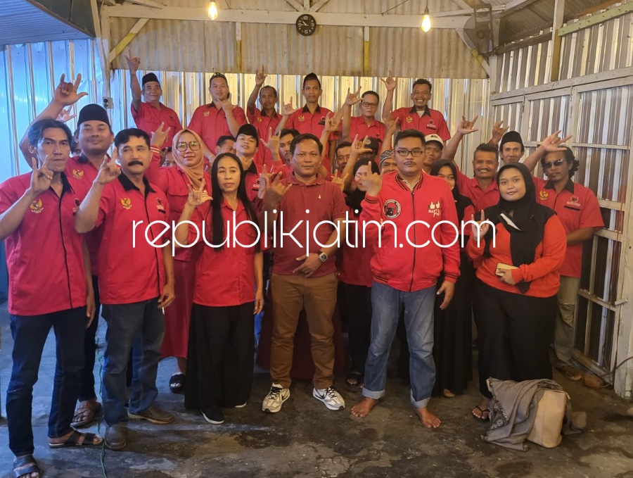 BACALEG - Pengusaha muda Achmad Hadi Yanto (tengah) masuk bursa Bacaleg PDI Perjuangan Dapil 2 (Tanggulangin, Candi, Porong dan Jabon) saat menyerahkan bendera partai di Jabon, Sidoarjo, Jumat (06/01/2023) malam.