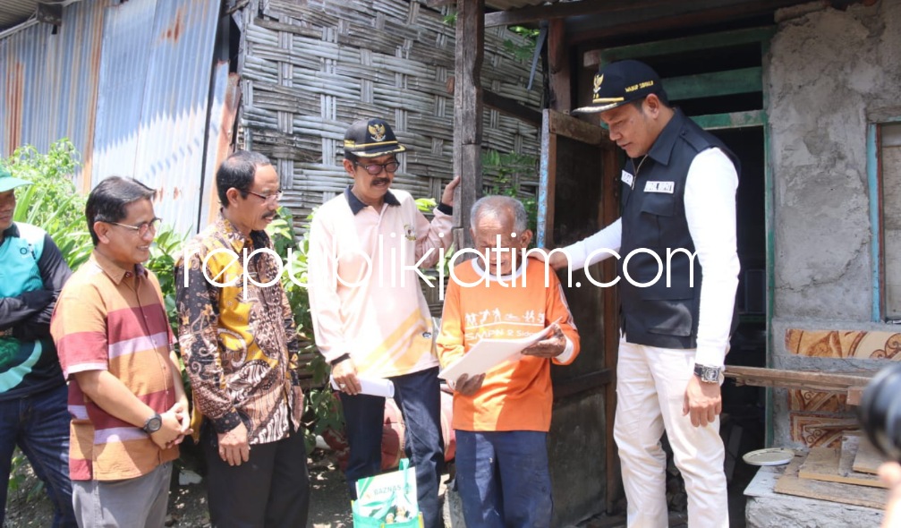 KUNJUNGAN - Wabup Sidoarjo, Subandi berkunjung ke rumah Jaimah (62) janda asal Desa Medalem, Kecamatan Tulangan dan Ngateman (80) warga Desa Blurukidul, Kecamatan Sidoarjo yang kurang mampu dan tinggal di rumah tidak layak huni Sabtu (07/01/2023).
