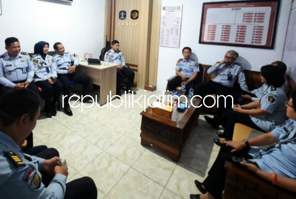 CEK - Kanwil Kemenkumham Jatim merespon positif permohonan Pemkab Ngawi terkait hibah tanah seluas 4,6 hektare di area Benteng Van Den Bosch dengan monitoring aset oleh Tim dari Kanwil Kemenkumham Jatim dipimpin Kabag Umum, Adi Prayogo, Rabu (11/01/2023).