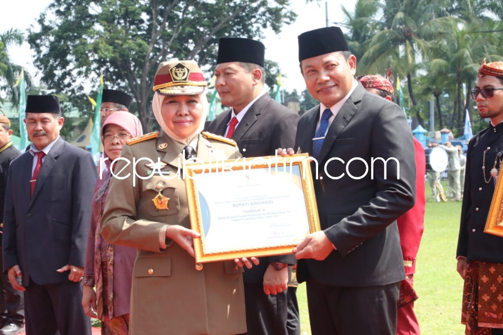 PENGHARGAAN - Pemkab Sidoarjo menerima penghargaan Pembina K3 Terbaik ke V tingkat Provinsi Jatim Tahun 2023 diserahkan Gubernur Jatim Khofifah Indar Parawansa ke Wabup Sidoarjo, Subandi di Lapangan Prapat Kurung, Perak Timur Surabaya, Kamis (12/01/2023).