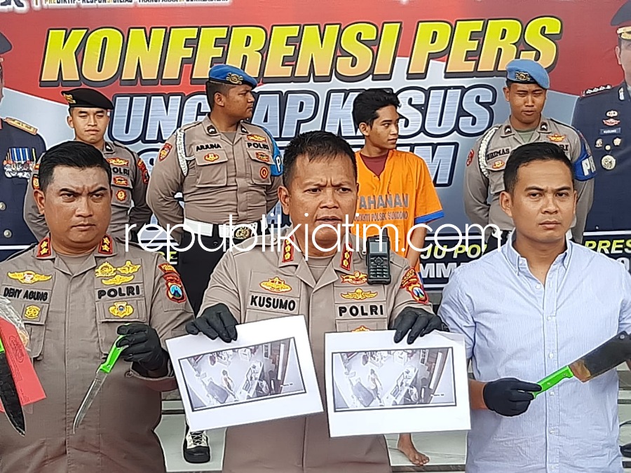 DIINTEROGASI - Kapolresta Sidoarjo Kombes Pol Kusumo Wahyu Bintoro menginterogasi tersangka CWB (18) mahasiswa asal Gedangan Sidoarjo saat dirilis di Polresta Sidoarjo, Kamis (12/01/2023).