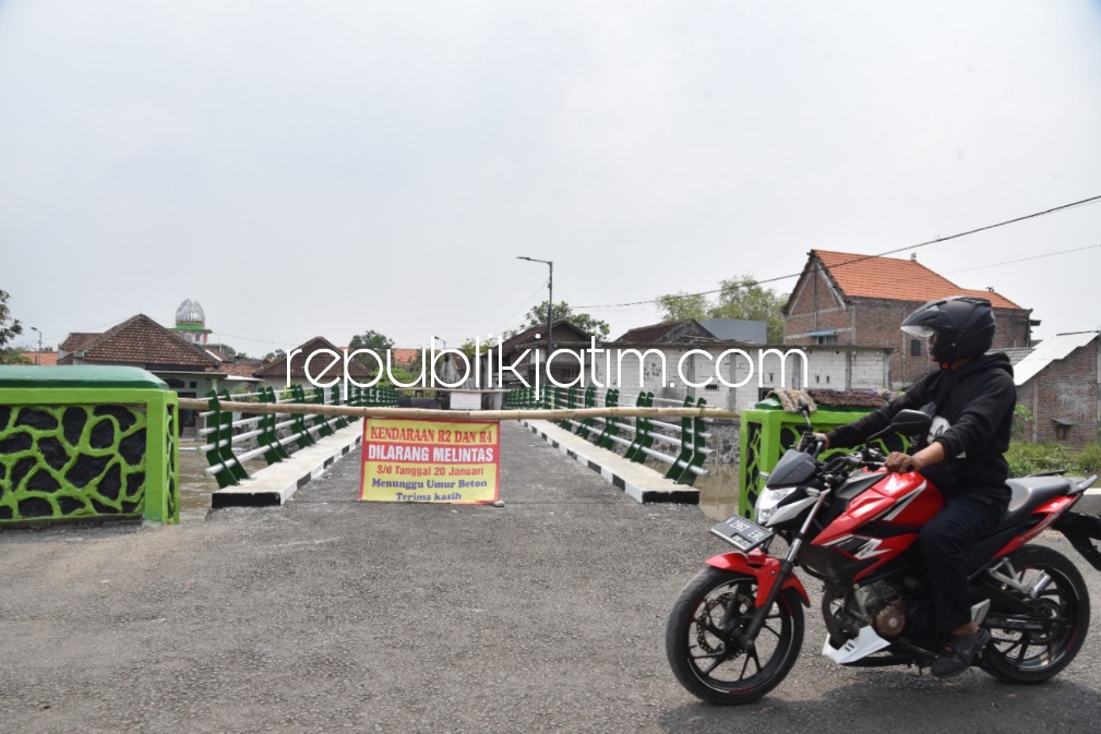 SELESAI - Proyek Jembatan yang berada di Dusun Sidomukti RT 7 RW 2 penghubung Desa Kraton, Kecamatan Krian dan Desa Kemangsen, Kecamatan Krian, Sidoarjo sudah selesai dan dinilai lebih representatif untuk lalu lalang kendaraan, Kamis (12/01/2023).