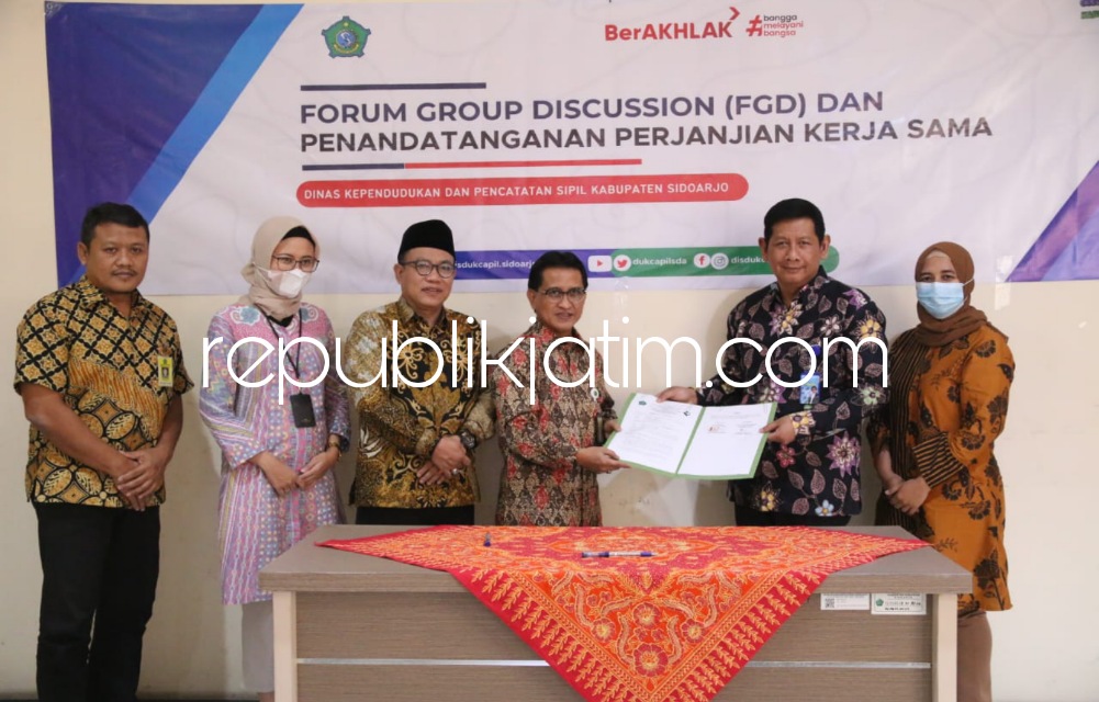 MoU - Kepala Dispendukcapil Pemkab Sidoarjo, Reddy Kusuma menandatangani kerjasama dengan rumah sakit dan Yayasan DWP saat Seremoni Penandatanganan Perjanjian Kerjasama Integrasi Layanan Adminduk di Delta Dewantara Kantor BKD Sidoarjo, Kamis (12/01/2023).