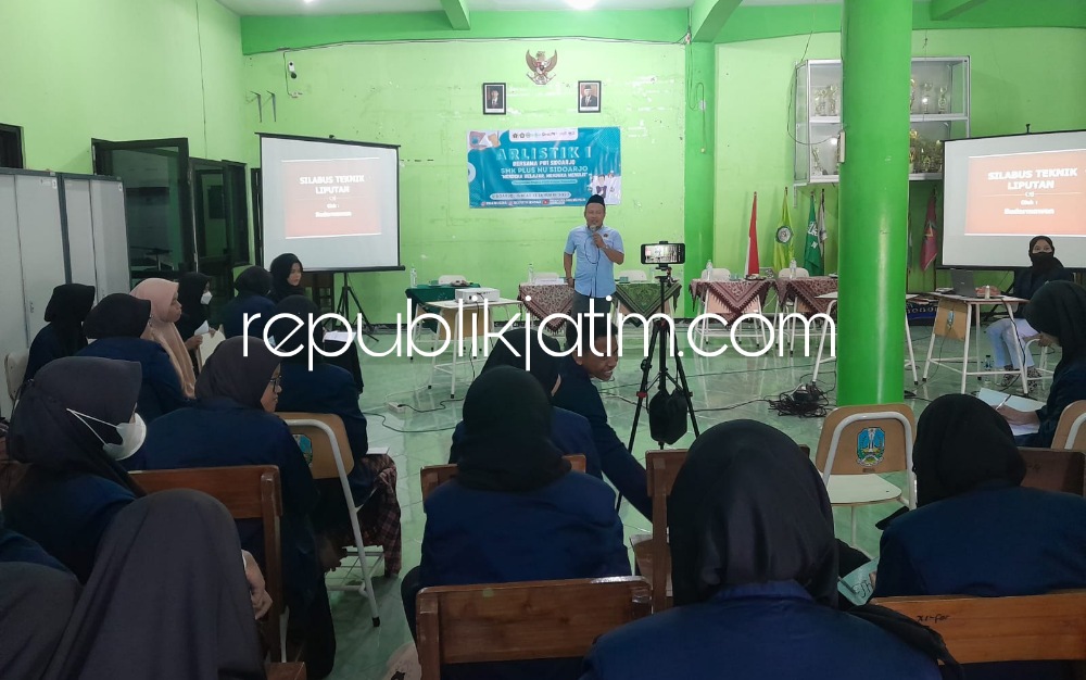 PELATIHAN - SMK Plus NU Sidoarjo bekerjasama dengan PWI Sidoarjo menggelar pelatihan jurnalistik selama sehari penuh di Aula SMK Plus NU Sidoarjo, Jumat (13/01/2023).