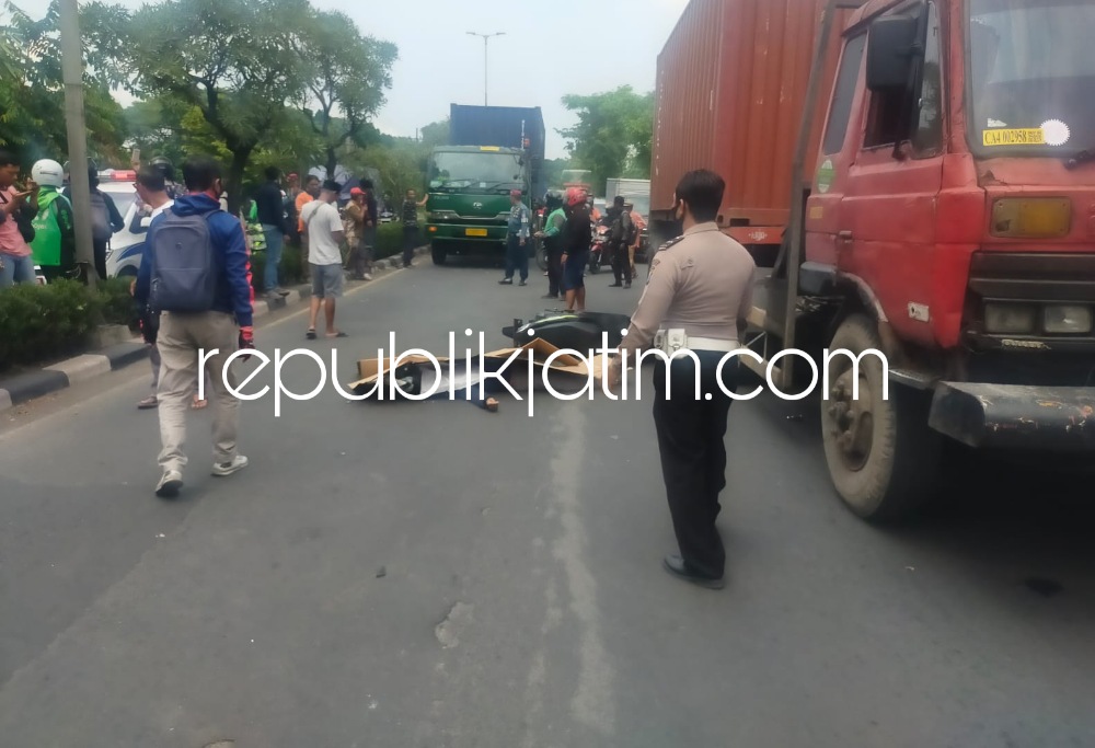 EVAKUASI - Petugas Satuan Lantas, Polresta Sidoarjo mengevakuasi korban kecelakaan Sunyoto (46) warga JL Jatisari Besar, Desa Pepelegi, Kecamatan Waru usai motornya menabrak truk Wing Box di JL Raya Gedangan, Sidoarjo, Jumat (13/01/2023).